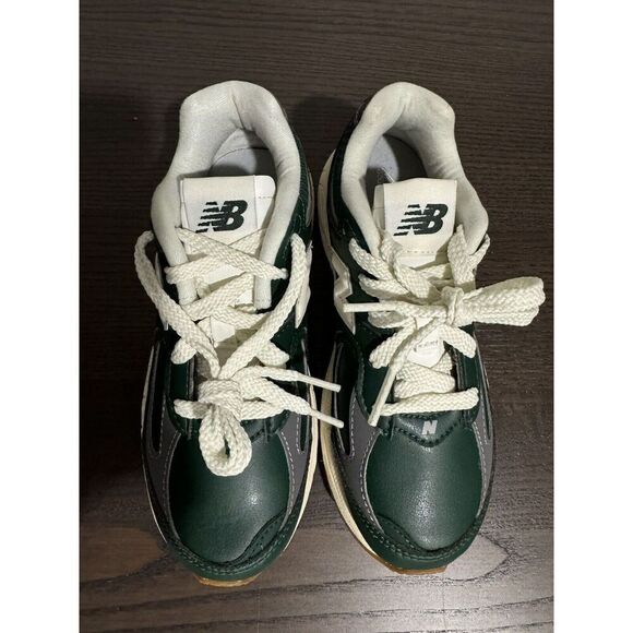 NEW New Balance 2002R Boys Kids Green Beige Sneakers Sz 2 Shoes - Picture 5 of 5